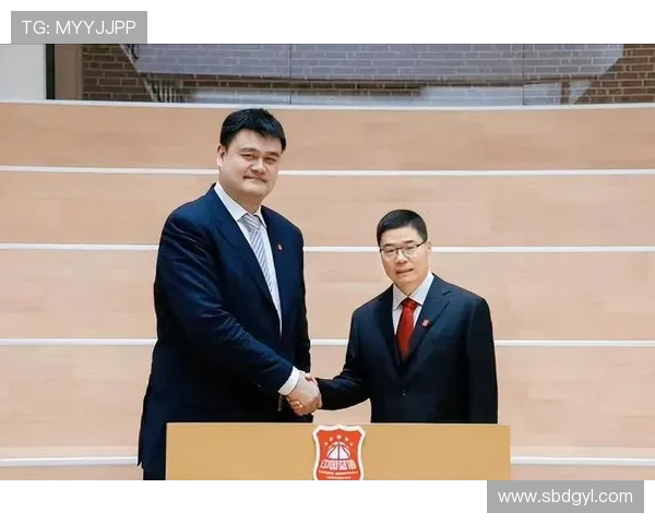 球迷热情呼喊姚明的名字展现篮球热爱与偶像崇拜的完美结合