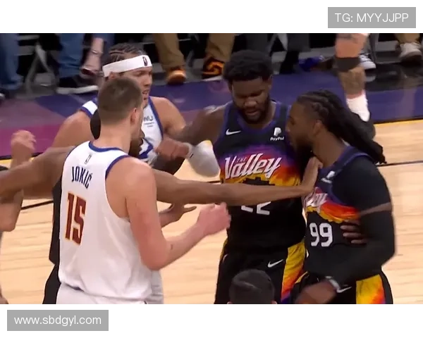 川超球员遭踩踝关节骨裂引发冲突 双方情绪激烈冲突升级